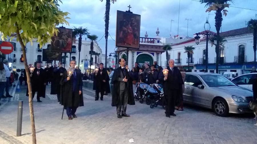 Momento de la procesión de las banderas, de la Hermandad de la Misericordia. 