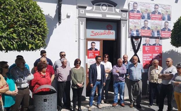 Concentración en la puerta de la sede socialista de Olivenza en memoria de Alfredo Pérez Rubalcaba. 