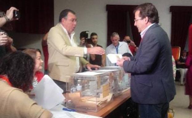 Guillermo Fernández Vara, votando en la casa de la cultura de Olivenza. 