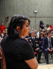 Imagen secundaria 2 - Arriba, Manuel J. González Andrade, durante su promesa del cargo de alcalde, en presencia de vecinos y autoridades. Abajo, a la izquierda, ediles del grupo municipal del Partido Popular, después del pleno; a la derecha, la concejala de Unidas por Olivenza-IU, María Guillerma Núñez, durante el pleno constitutivo de la corporación municipal. 