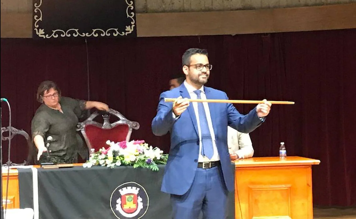 El alcalde de Olivenza, Manuel J. González Andrade, tras su toma de posesión, ofrece el bastón de mando a los presentes. 