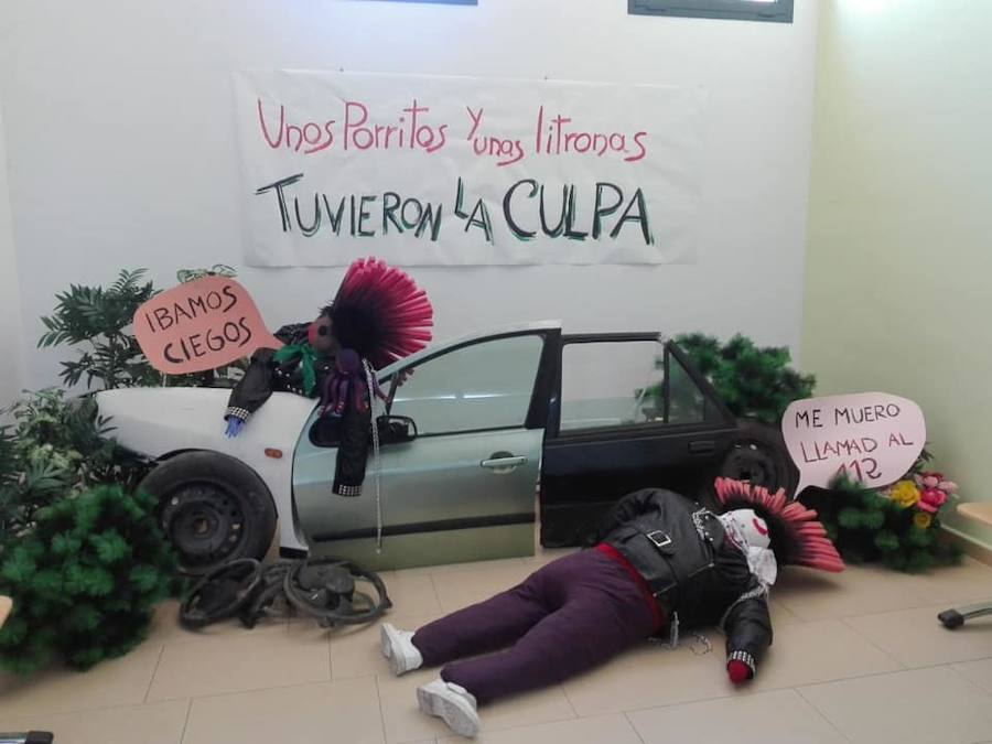 Imagen secundaria 1 - Arriba, algunos de los mastros de Alconchel, poco antes de ser quemados el pasado 23 de junio. Abajo, mastro de Higuera de Vargas y El Juan de Villanueva del Fresno de este año. 