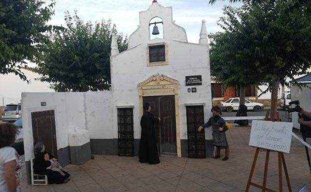 Imagen principal - Arriba, la composición que obtuvo el segundo premio, 'La vieja Ermita' de Nuestra Señora de la Concepción, de la Asociación de Vecinos de Los Naranjos. Abajo, el tercer premio, de la Asociación de Mujeres de Olivenza; y a la derecha, la recreación de la Asociación de Antiguos Alumnos de las Escuelas Parroquiales. 