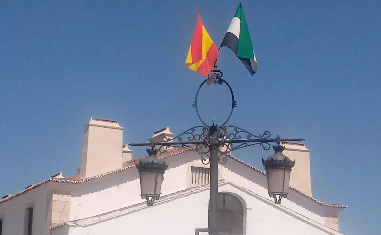 Las calles de Olivenza, engalanadas con las banderas de España y Extremadura. 