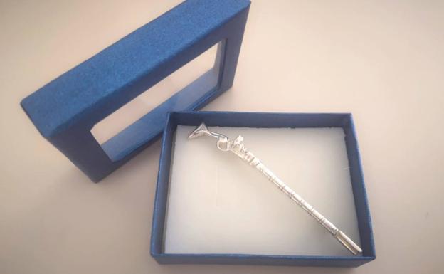 Imagen principal - Arriba, 'Espingarda de Plata', galardón que este año ha recibido la oliventina Paloma Jiménez Saavedra (izquierda). A título póstumo, se le ha rendido homenaje a la pintora oliventina, María Luisa Carvallo Gadella, asesinada durante la guerra civil. 