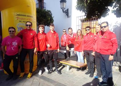 Imagen secundaria 1 - Arriba, participantes en la marcha, en la cantina solidaria instalada en los arcos de la plaza de Hernán Cortés. Abajo, a la izquierda, grupo de voluntarios de 'Os Pelinhas', que colaboraron en la organización. A la derecha, la marcha a su paso por las calles de La Farrapa. 