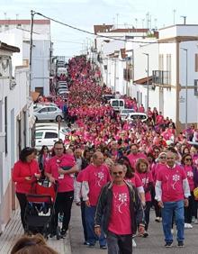Imagen secundaria 2 - Arriba, participantes en la marcha, en la cantina solidaria instalada en los arcos de la plaza de Hernán Cortés. Abajo, a la izquierda, grupo de voluntarios de 'Os Pelinhas', que colaboraron en la organización. A la derecha, la marcha a su paso por las calles de La Farrapa. 