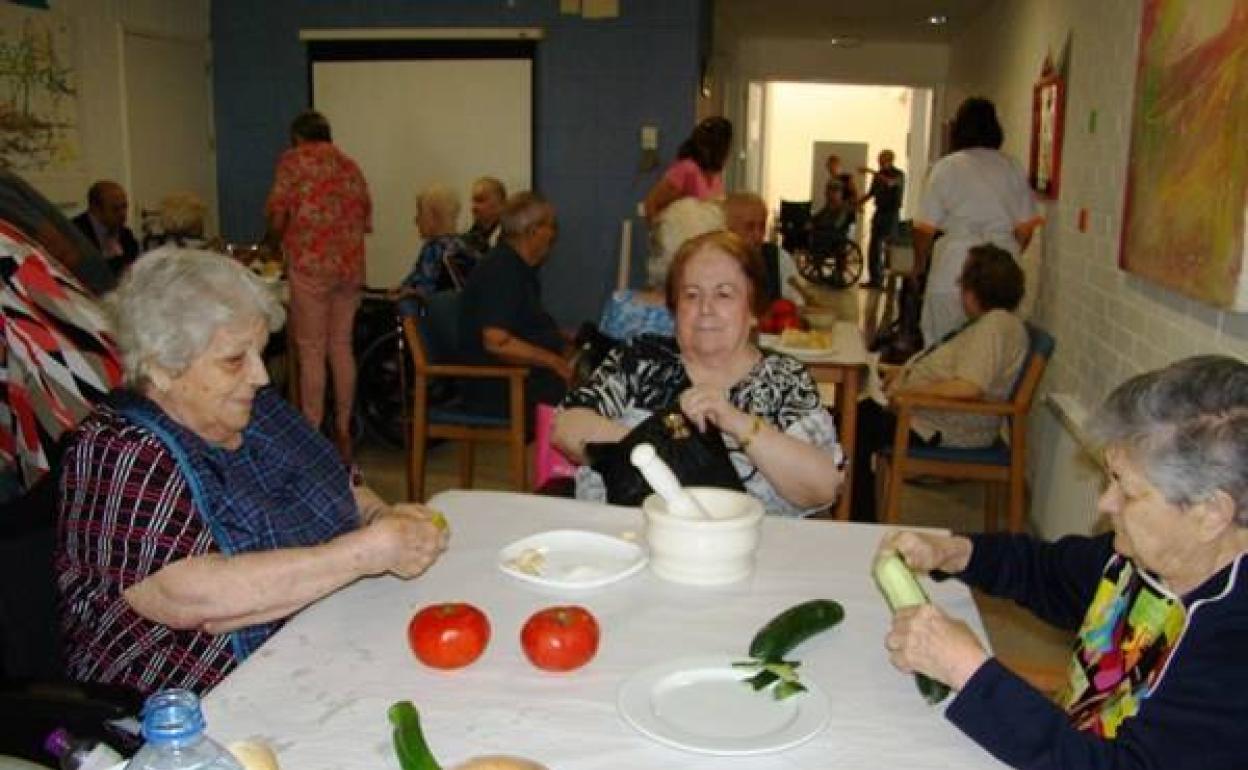 El Programa 'Reminiscencia' realiza un taller de gazpacho