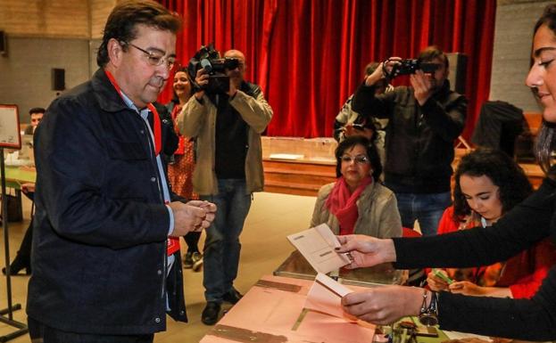 Momento en que Guillermon Fernández Vara votaba en su colegio electoral de Olivenza, el pasado 10 de noviembre. 