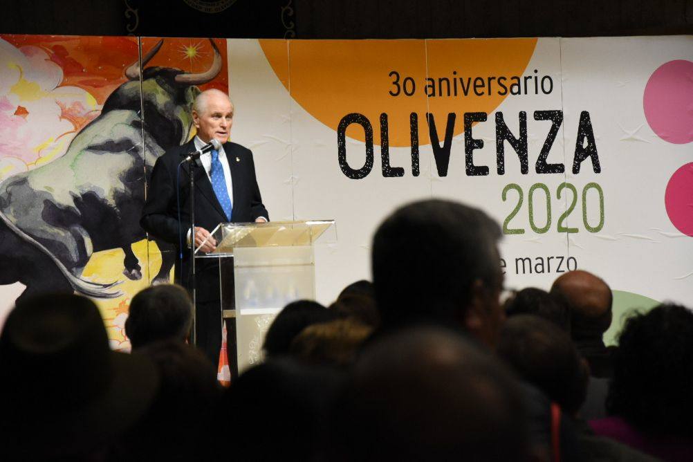 Imagen secundaria 1 - Arriba, el alcalde, Manuel J. González, junto al empresario de la plaza, José Cutiño, y el presidente de la Junta de Extremadura, Guillermo Fernández Vara, tras descubrir el cartel de la feria. Abajo, Ramón Calderón durante su pregón, y el presidente de la Junta, durante su intervención. 