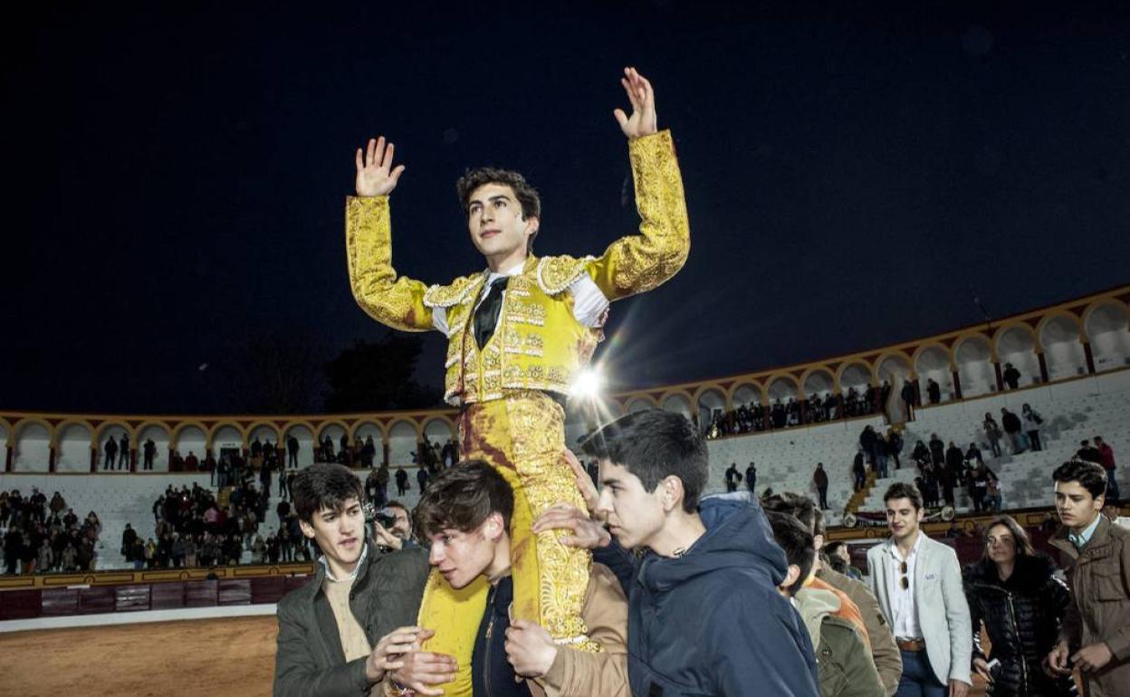Puerta grande al paisanaje en el debut con caballos de Manuel Perera
