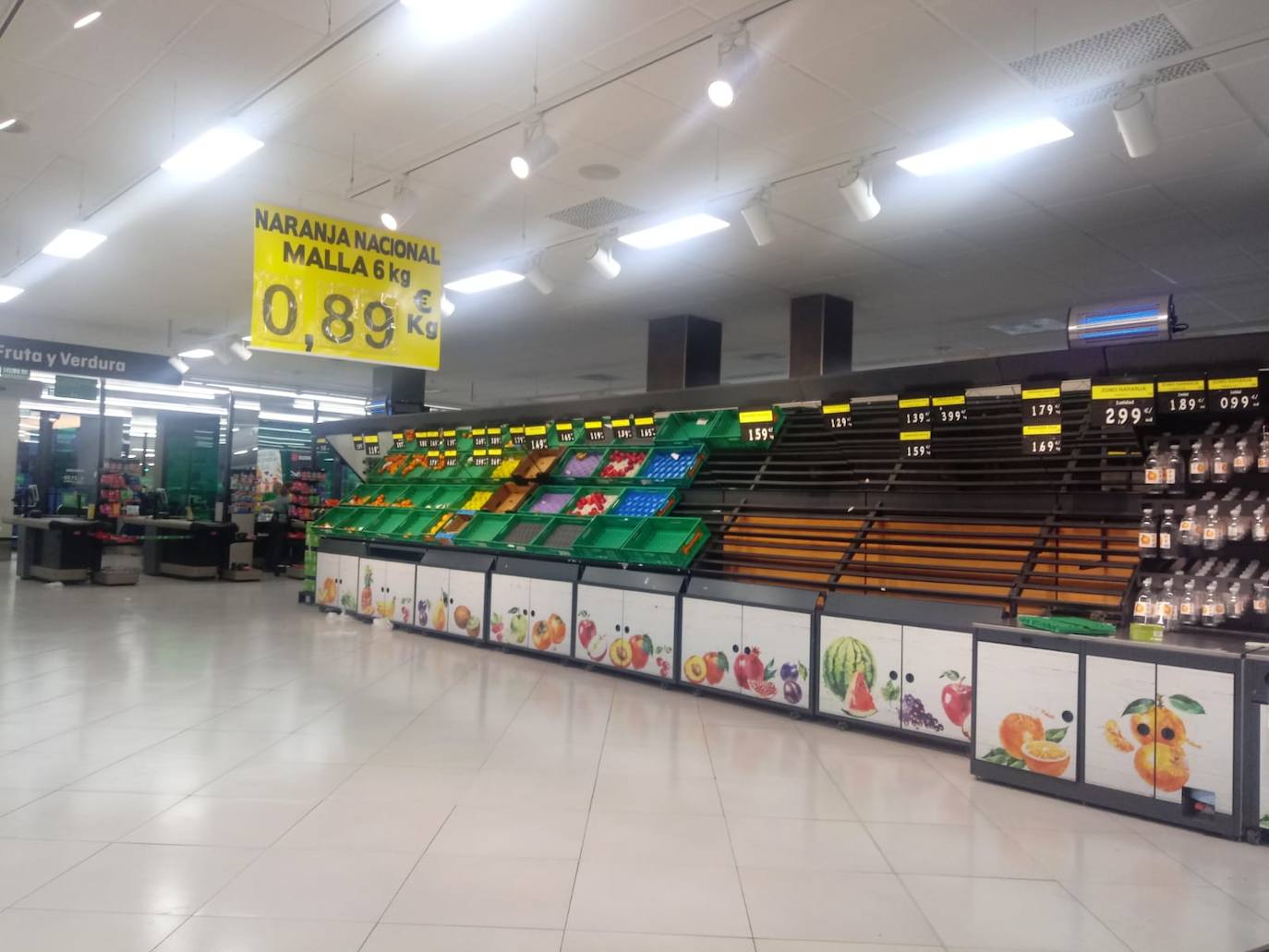 Estado de las estanterías en un conocido supermercado de Olivenza, el viernes 13 de marzo. 