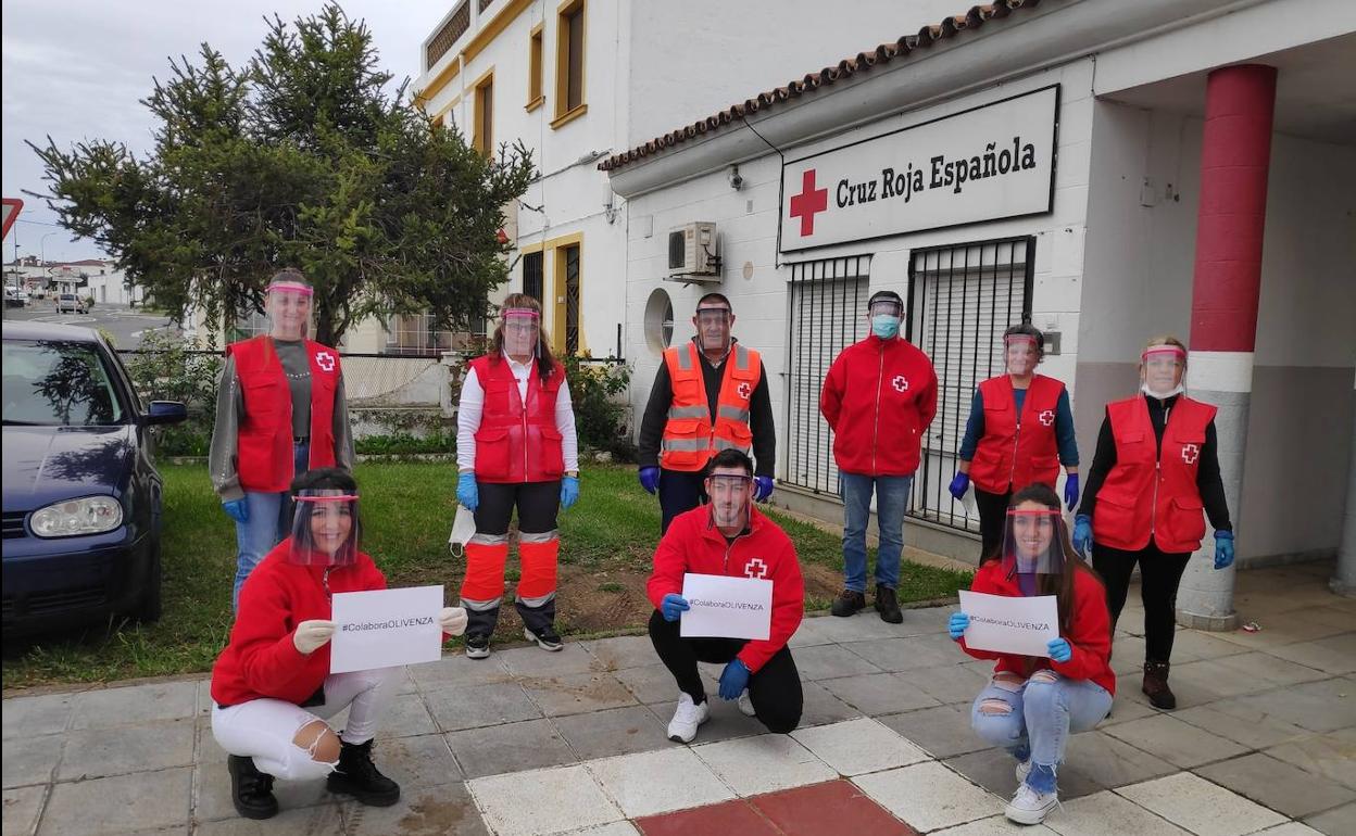 Grupo de voluntarios/as de Cruz Roja en Olivenza, en la asamblea local. 
