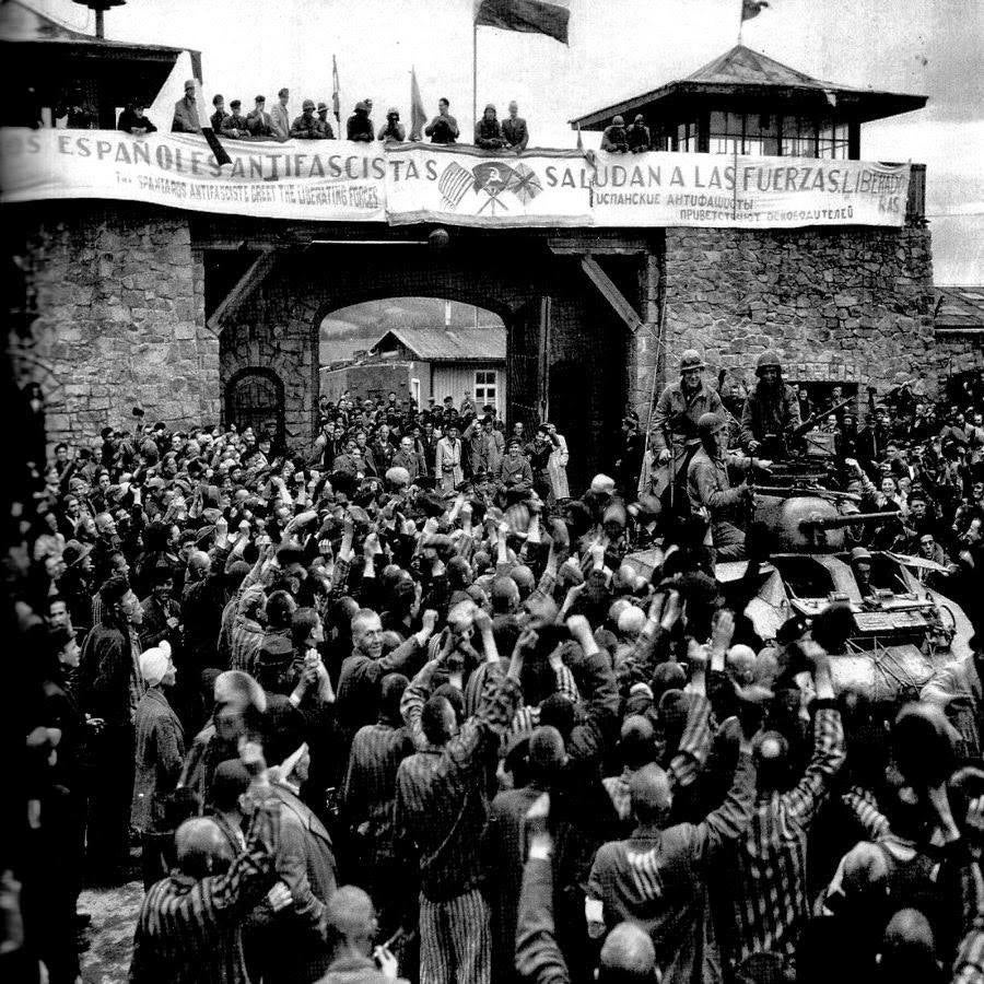 Los españoles presos en Mauthausen y Gusen recibieron con una pancarta a las tropas aliadas el día de la liberación del campo de concentración. 