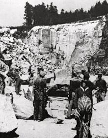 Imagen secundaria 2 - Arriba, niños y jóvenes, deportados en el campo de concentración. Abajo, a la izquierda, adultos en el campo de concentración de Mauthausen. A la derecha, deportados obligados a realizar trabajos forzosos en la cantera de Mauthausen. 