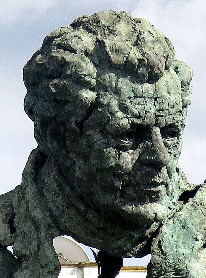 Imagen secundaria 2 - Arriba, collage sobre Pacheco del artista plástico pacense Pedro de las Heras Salas. Abajo, a la izquierda, logotipo diseñado con el retrato del poeta oliventino realizado a plumilla por el pintor Vaquero Poblador. A la derecha, busto de Pacheco, obra de Luis Martínez Giraldo, para la popular rotonda de las 'Tres Cabezas' de Badajoz. 