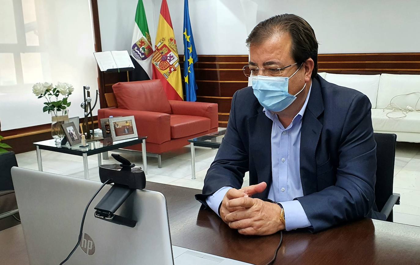 El jefe del ejecutivo extremeño atendió a HOY Olivenza desde su despacho en la Asamblea de Extremadura. 