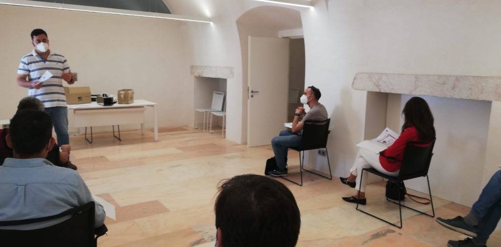 Formación de docentes en el uso de cañones de ozono para desinfectar las aulas. 