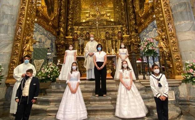 PRIMERAS COMUNIONES 2020. Tercer grupo de niños/as que hicieron la Primera Comunión el día 27 de septiembre, junto al párroco y la catequista. 