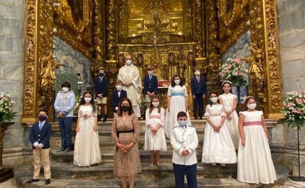 PRIMERAS COMUNIONES 2020. Primer grupo de niños/as que hicieron la Primera Comunión el día 27 de septiembre, junto al párroco y la catequista. 