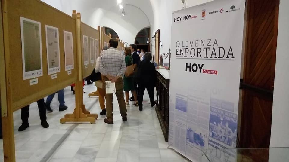 Imagen secundaria 1 - Arriba, de izquierda a derecha: Antonio Pitera, director general del diario HOY; Joaquín Ideas y Guillermo Borrallo, de la empresa patrocinadora Extremporc; la directora de HOY, Manuel Martín; el corresponsal del HOY Olivenza, Juan Miguel Méndez; y el alcalde de Olivenza, Manuel J. González. 