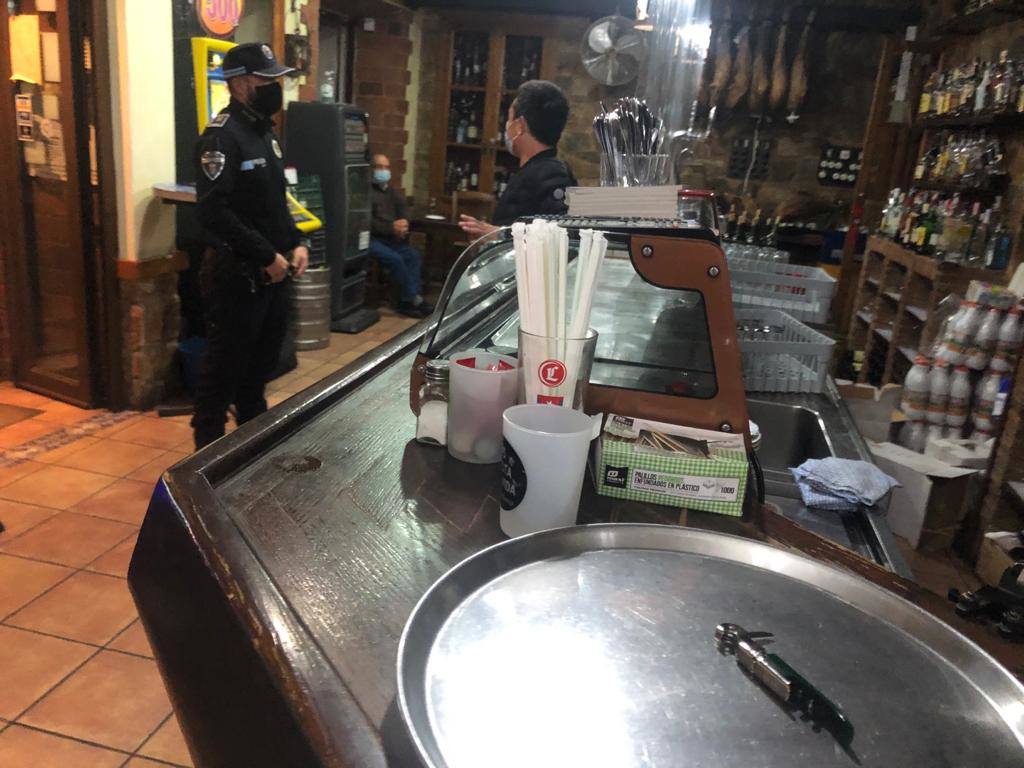 Un agente de la Policía Local de Olivenza supervisa el cumplimiento de las medidas en un establecimiento hostelero de la ciudad. 