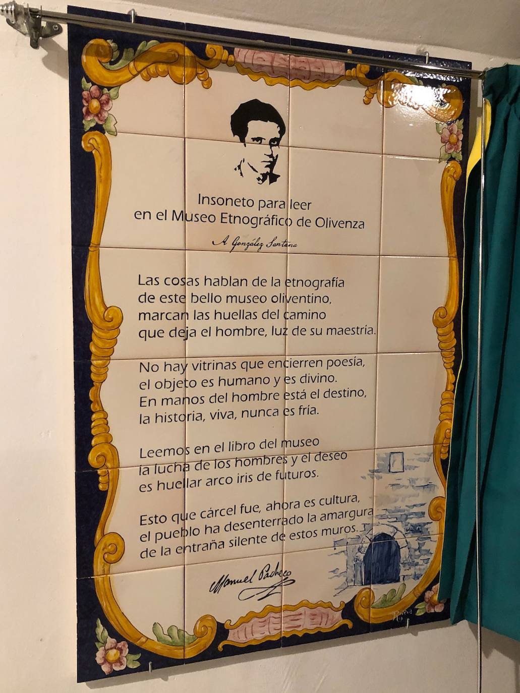 Placa de azulejos situada en la primera sala del Museo. 