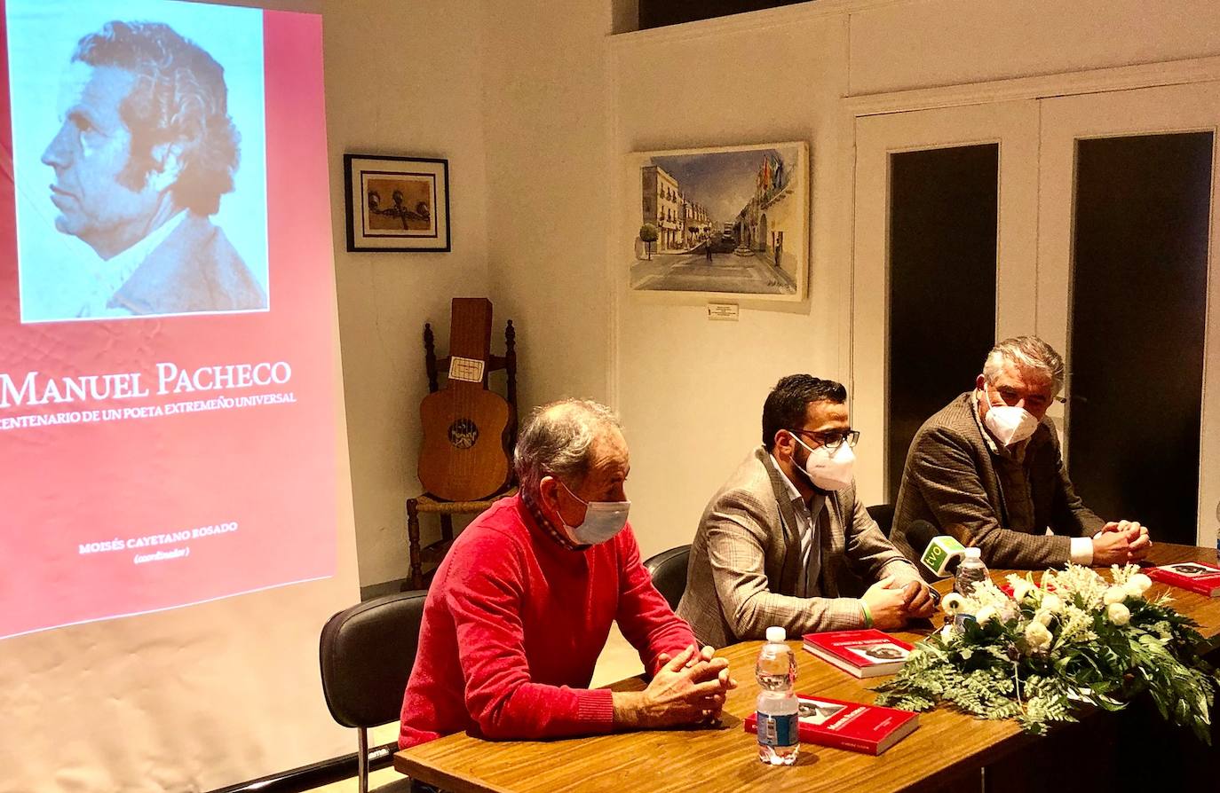 Momento de la presentación del libro, con el director del Museo, el alcalde de Olivenza y el director general de la Fundación CB. 