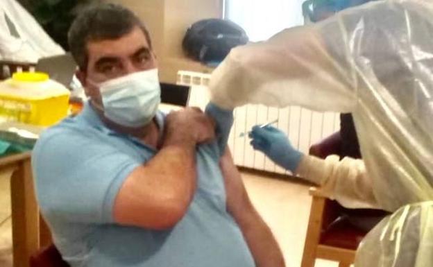 El primer vacunado de Olivenza fue Juan Manuel Núñez Ferrera, trabajador de la residencia 'Virgen de Guadalupe 