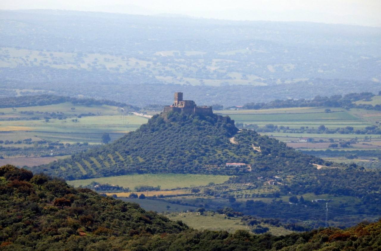 Castillo de Miraflores de Alconchel, desde el paraje de Las Herrerías, donde se pretendía explotar el proyecto minero. 