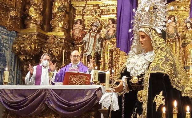 Imagen principal - Arriba, misa del Triduo a María Santísima de la Soledad. Abajo, Cristo del Descendimiento en su triduo y Virgen de Fátima durante el Rosario de la Aurora, en el novenario en honor al Señor de los Pasos. 