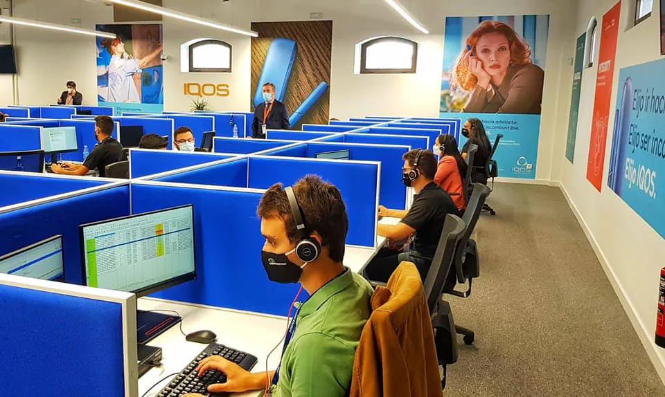 Imagen principal - Arriba, algunos empleados del call center trabajando. Abajo, autoridades y responsables de la empresa recorriendo las instalaciones de Concentrix. 