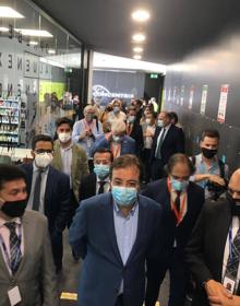 Imagen secundaria 2 - Arriba, algunos empleados del call center trabajando. Abajo, autoridades y responsables de la empresa recorriendo las instalaciones de Concentrix. 