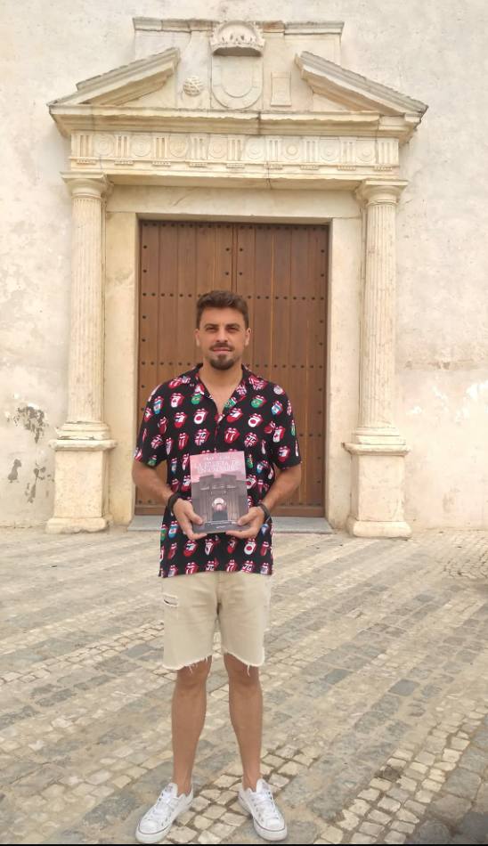 Fran J. Silva, con un ejemplar del thriller, en la puerta de la capilla del convento San Juan de Dios. 