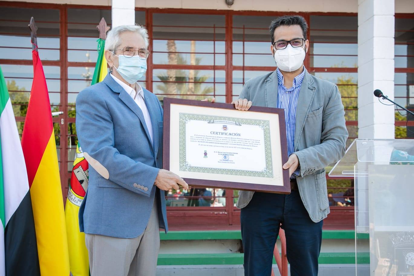 El alcalde de Olivenza entrega a Ramón Rocha una certificación del reconocimiento. 