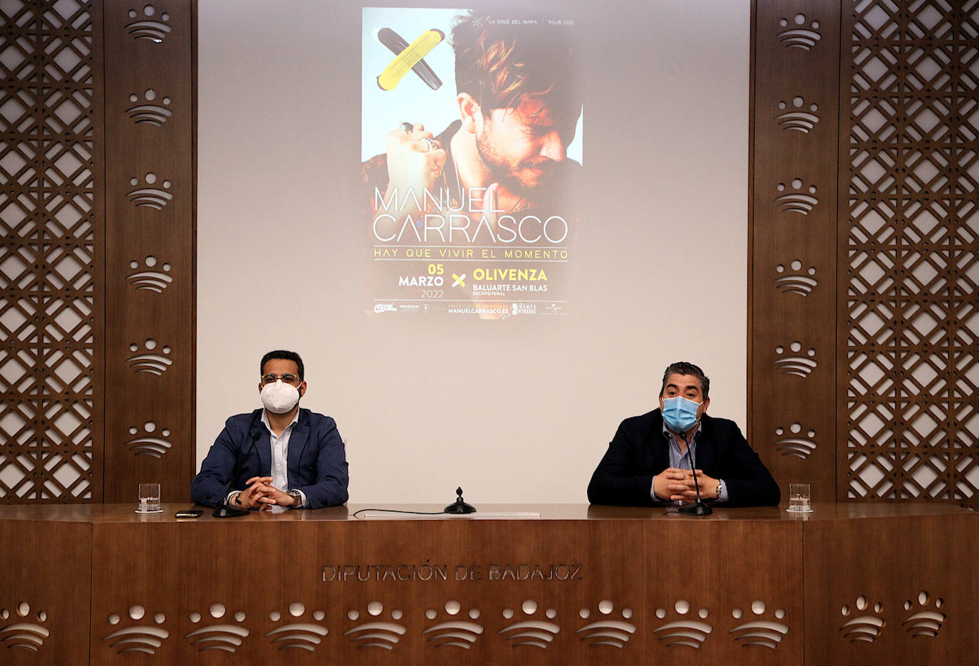 El alcalde de Olivenza, Manuel J. González Andrade, y el promotor del concierto, Carlos Lobo, durante la presentación del evento, el pasado 4 de enero. 