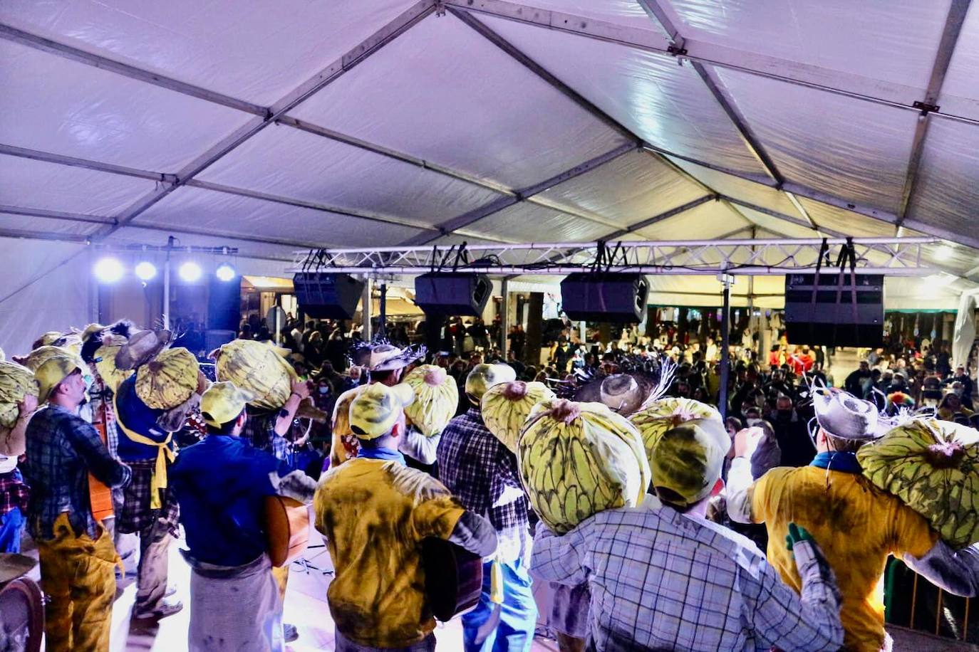 'Los Camballotas', 'Los 3W', 'Los Mirinda' y 'Los Chungos' dieron la chispa de la noche en el primer día del Carnaval de Olivenza 2022. 