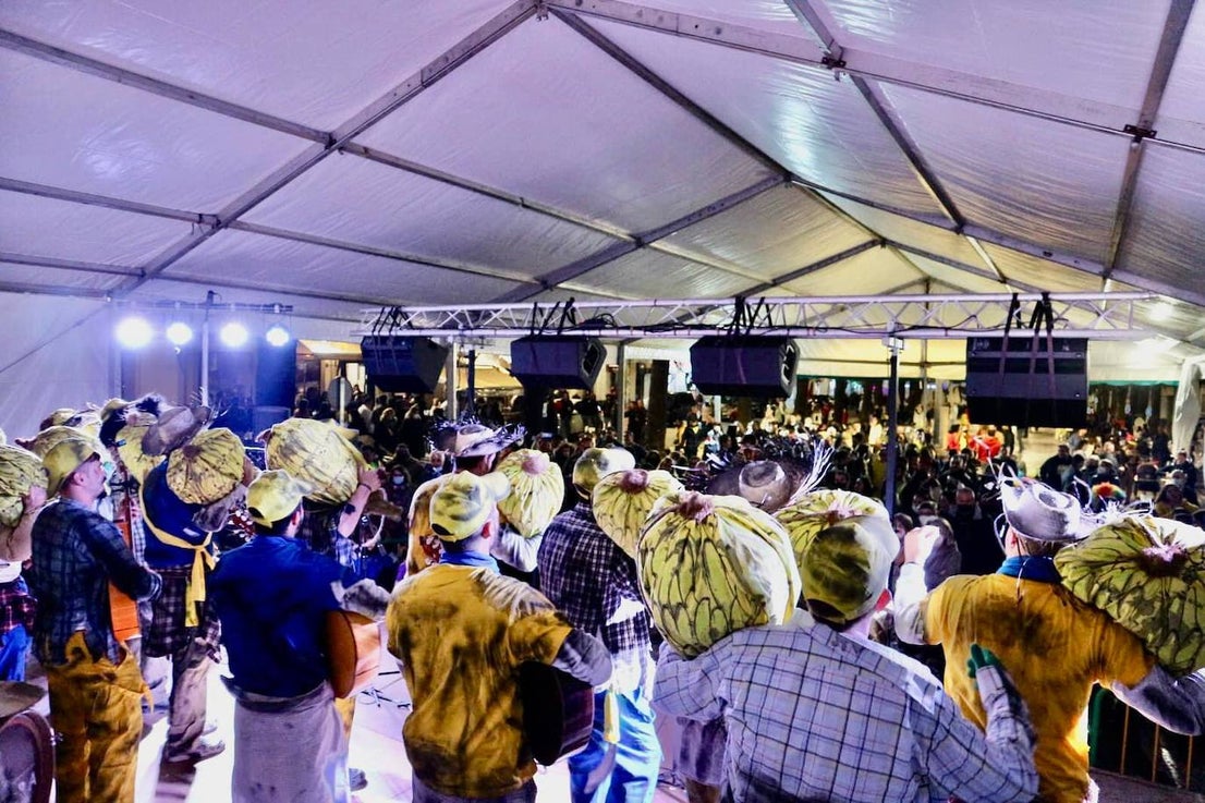 'Los Camballotas', 'Los 3W', 'Los Mirinda' y 'Los Chungos' dieron la chispa de la noche en el primer día del Carnaval de Olivenza 2022. 