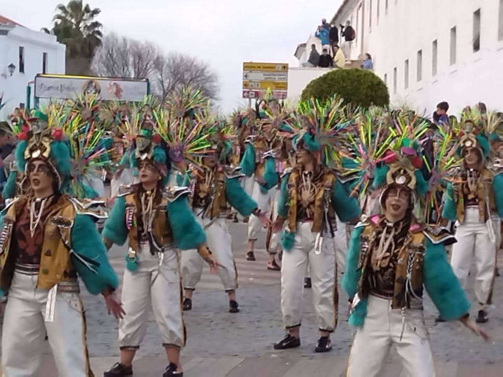 El desfile de adultos del segundo día fue multitudinario, tanto en participantes como en público. 