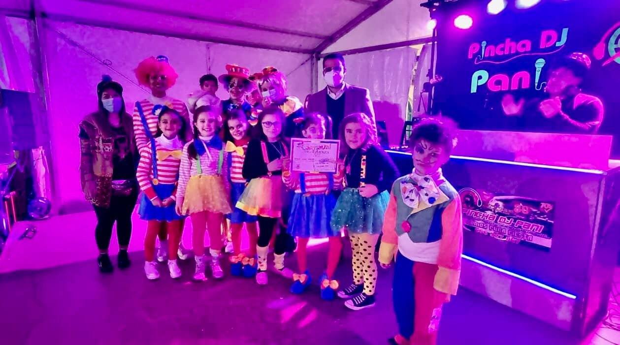 El desfile de adultos del segundo día fue multitudinario, tanto en participantes como en público. 