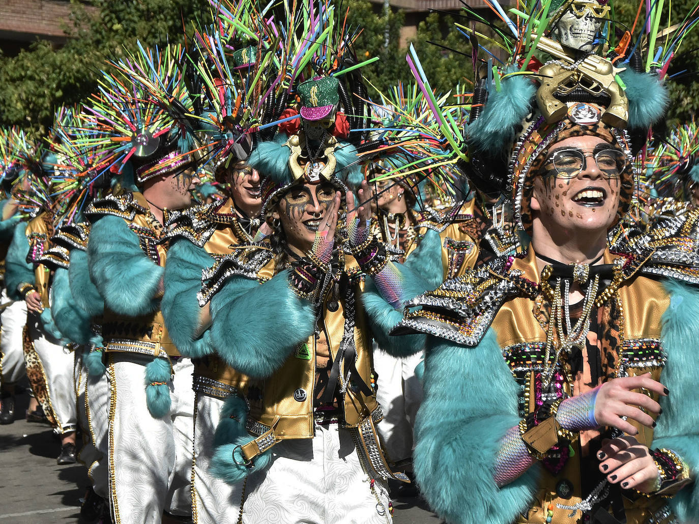 Imagen secundaria 1 - 'Donde Vamos La Liamos' fueron los encargados de abrir el desfile pacense este año. 