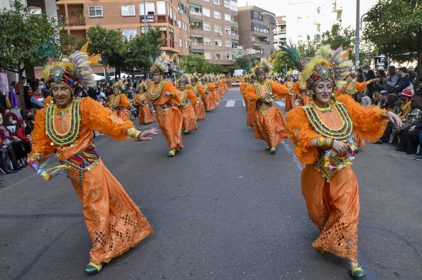 Imagen secundaria 1 - El disfraz de 'Tarakanova' fue uno de los más vistosos del desfile. 