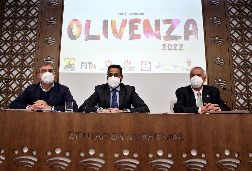 El empresario taurino José Cutiño, el alcalde de Olivenza Manuel J. González, y el vicepresidente de la Diputación, Ramón Ropero, durante la presentación del festejo. 