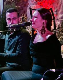Imagen secundaria 2 - Arriba, afluencia de público en la inauguración de la feria en el patio de armas del castillo. Abajo, a la izquierda, el alcalde durante su intervención. A la derecha, la cantaora Celia Romero. 