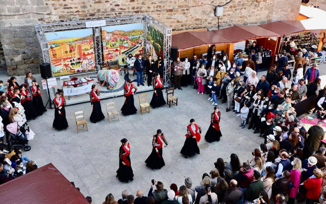 Imagen principal - Arriba, momento de la actuación del grupo 'Aire Flamenco', de San Benito de la Contienda. Abajo, público congregado en torno a las mesas del corte de jamón, y ganador del certamen. 
