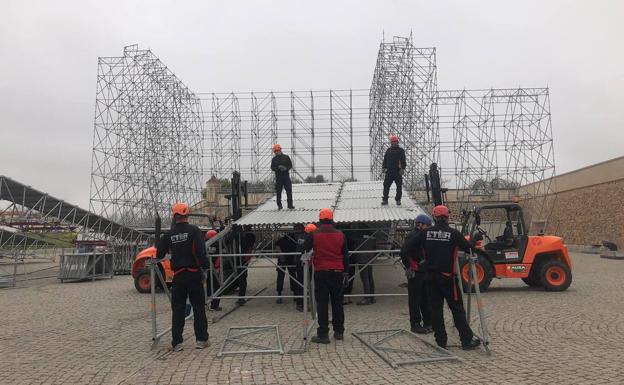 Imagen principal - Arriba, montaje del gran escenario en los días previos del concierto. Abajo, a la izquierda, colas para entrar. A la derecha, el cantante Manuel Carrasco durante su concierto. 