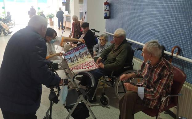 Usuarios de Caser Residencial admiran algunas de las piezas de la exposición. 