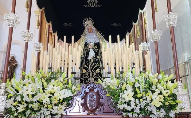 Imagen de la Virgen de los Dolores, en su paso bajo palio. 