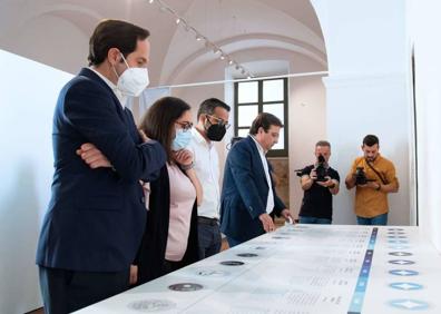 Imagen secundaria 1 - Arriba, algunas de las obras del Museo Papercraft; abajo, autoridades contemplando un panel del Museo de la Ciudad, y Guillermo Fernández Vira con Guillermo Rebollo Mira. 