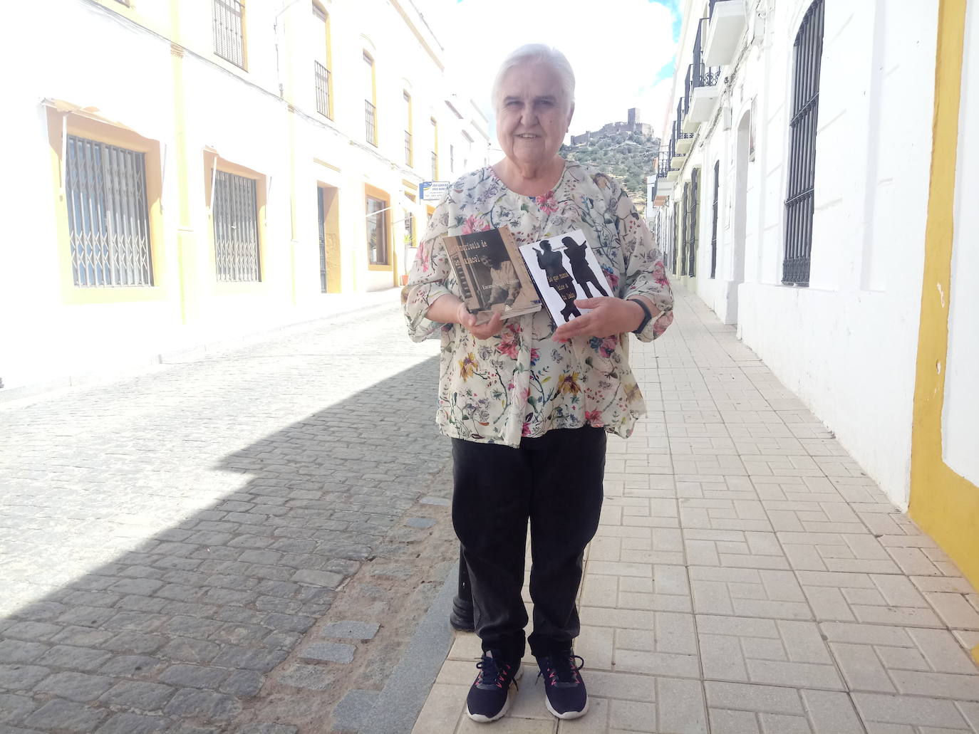 Ya jubilada como maestra, su afición a la escritura y vocación literaria ha hecho que haya escrito varios libros en los últimos años. 